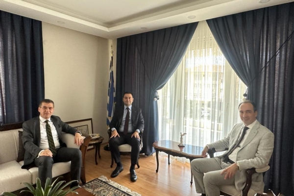 Der Vorstandsvorsitzende unserer Kammer, İzzet Volkan, und der Präsident der Versammlung, Erdim Noyan, besuchten den griechischen Konsul von Edirne, Herrn Aris Radiopoulos